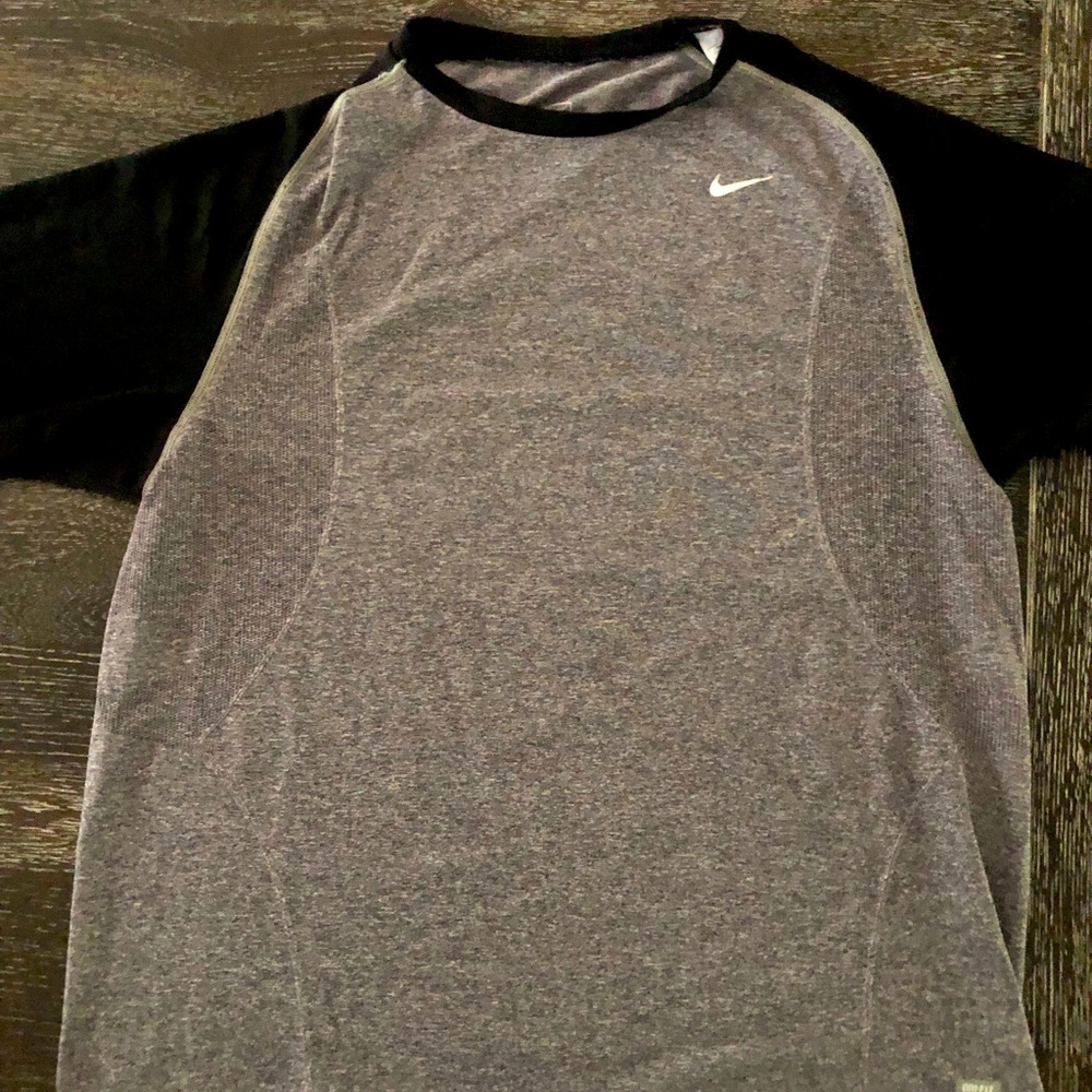 Mens Nike short sleeve shirt.  Gray and black